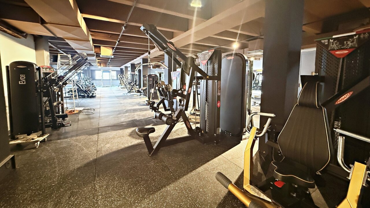 Blick durch die lange Trainingshalle mit Panatta-Geräten im neuen Studio Kreuztal